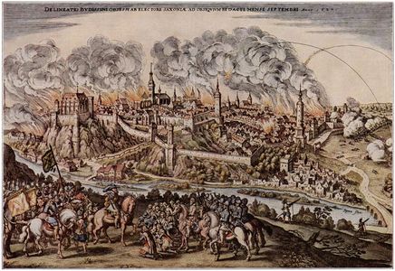 Historische Stadtansicht von Bautzen. Die Stadt steht unter Beschuss und zahlreiche Gebäude stehen in Flammen. Dicke Rauchschwaden ziehen gen Himmel. Im Vordergrund marschieren Soldaten.