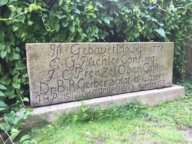 Blick auf den Gedenkstein, großer Granitblock mit Inschrift